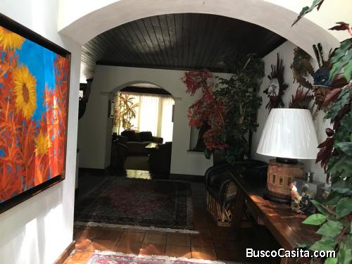 VENDO HERMOSA CASA EN ZONA 16 CERCA DE EMBAJADA AMERICA