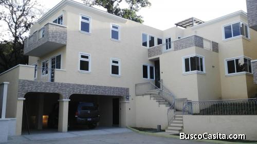 En venta casa de 4 habitaciones en Cañadas del Encinal