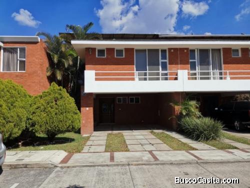 Venta de Casa en Residencia en Condominio Cañadas de Elgin, Zona 13.
