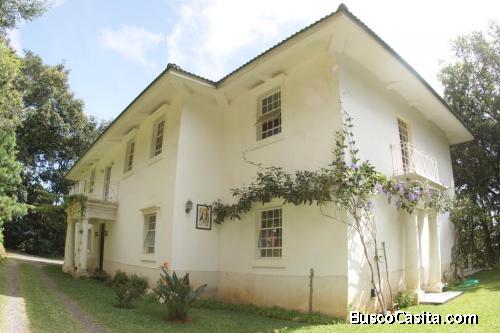 Exclusiva residencia estilo Toscana – Entorno natural con acceso directo a ciudad