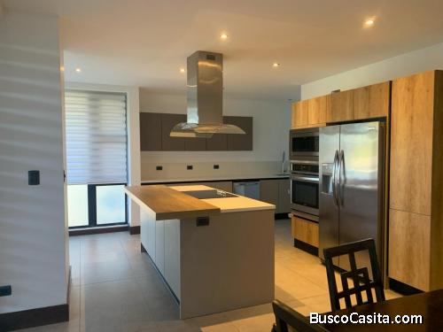 SE RENTA AMPLIO APARTAMENTO CON JARDÍN ZEN CAYALÁ ZONA 16