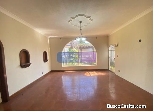 Casa para Oficina en Alquiler Zona 11, 13 Ambientes, 8 Parqueos, 600 m2, US$5,800