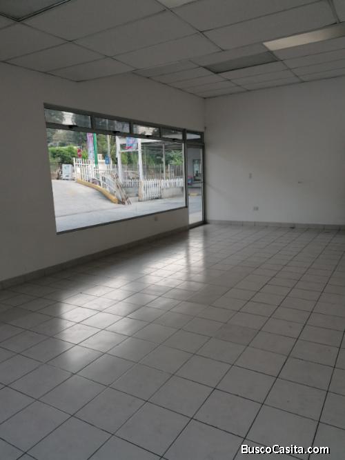 Se renta local en Plaza de Villa Nueva