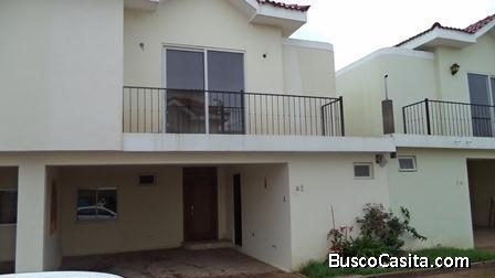 Casa dentro de condominio residencial en Carretera al Salvador km. 19 Condado Filadelfia