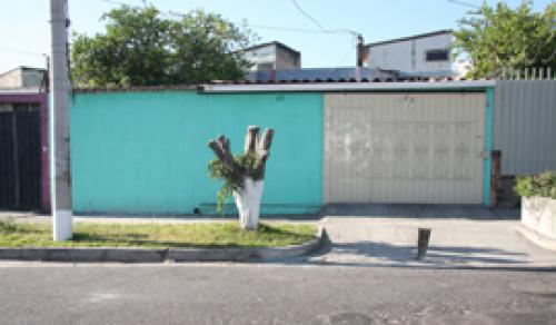 Venta de casa en San Salvador, ubicada cerca del hospital militar – 2 Niveles, Antesala, Comedor,  4 Dormitorios, 2 Baños, 2 Lugares de estacionamient