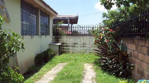 Venta de casa San Salvador, Col. Vista Hermosa  –  4 Dormitorios, 2 Baños, 1 Garaje, 2 lugares de estacionamiento, 237v² | $100,000