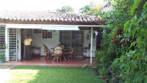 Venta de Casa Residencia de lujo en San Salvador, Colonia escalón  –  3 Niveles, 14 ambientes, 4 Dormitorios, 4 Baños, 1 Baño social, Garaje techado p
