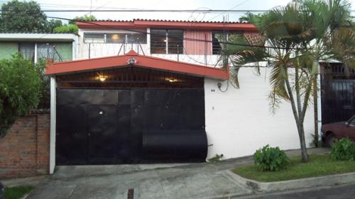 Venta de Casa Residencial de lujo en San Salvador,  Col. Scandia, Ayutuxtepeque  –  2 Niveles, 4 Dormitorios, 2 Baños completos y 1 baño social, 2 lug
