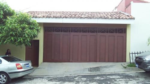 Venta de Casa Residencia de lujo en San Salvador,  Bosques de Santa Teresa, Santa Tecla  –  2 Niveles, 3 Dormitorios, Aire acondicionado en sala y com