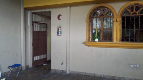 Venta de Casal en San Salvador,  Colonia Hasbun  –  2 Niveles, 3 Dormitorios, 2 Baños, 6 Ambientes, 1 Garaje techado 300v2 | $135,000