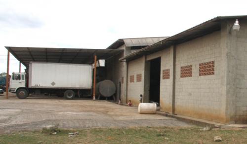 Venta de Bodega Industrial en La Libertad, Zona industrial, contiguo a la Avícola Salvadoreña – 5 ambientes, 67 m2 de área de oficina, 523 m2 de área 