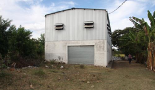 Venta de Bodega en La Libertad,  contiguo a la Avícola salvadoreña, consta de una nave industrial de 270 m², casa de guardián, una bodega pequeña y pa