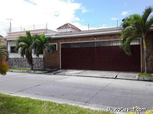 venta de casa en Redicncial Cadiz sobre Boulevard Santa Ana