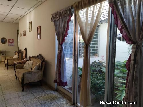 VENDO CASA ANTIGUA EN EXCELENTE ZONA DE SANTA ANA info 71010128