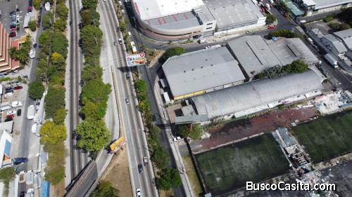 Alquilo bodega en Zona Industrial Santa Elena 1,250 mts