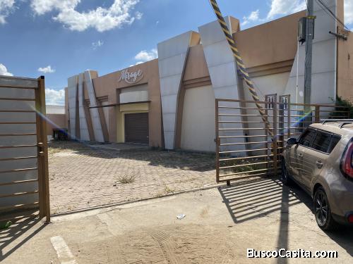 Alquilo Local con amplio parqueo en 25 calle poniente Santa Ana