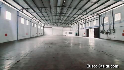 Alquilo bodega de 700 metros Bulevar del Ejercito