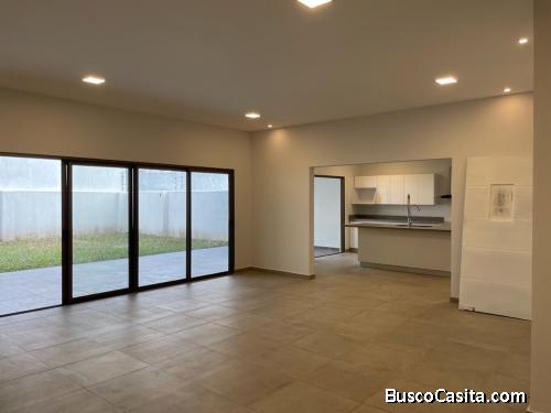 Vendo exclusiva casa en Cumbres de Cuscatlán