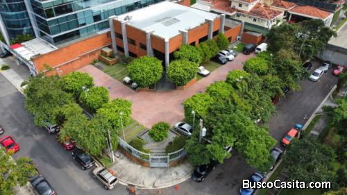 	 VENDO Edificio en Santa Elena 45 parqueos y 2,600 varas
