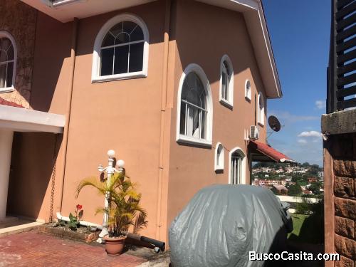 Espectacular residencia en Santa Elena, Colonia Esmeralda.
