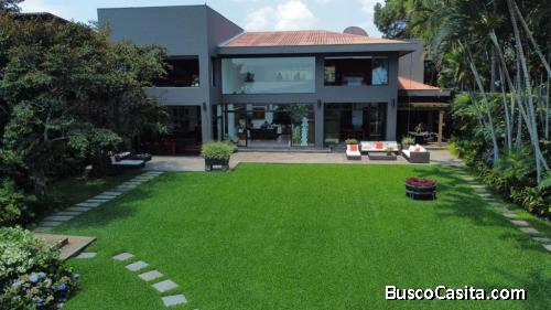 Espectacular Residencia en Sierra Santa Elena