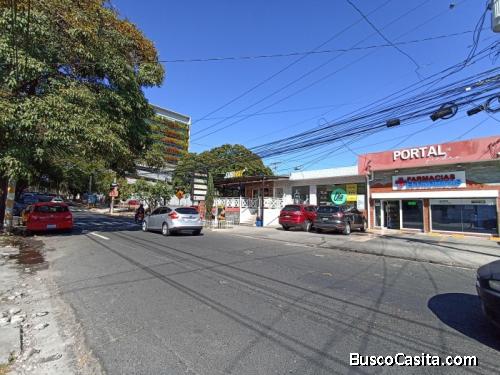 Alquilo local en Colonia Escalón cercano a Torre Futura