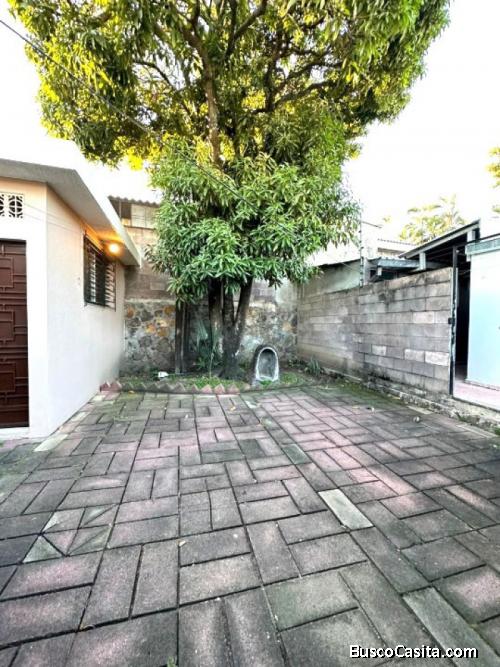Casa en venta en Colonia Miramonte con apartamento