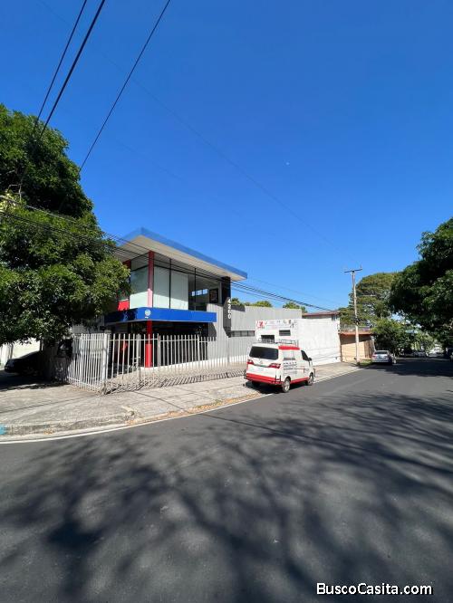 Alquilo local de 265 metros con amplio parqueo Colonia Escalón