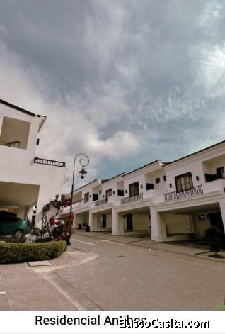 Impresionante residencia en Antibes Escalón con vistas al bosque en San Salvador.