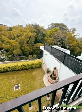 Hermosa casa en Antibes Escalón con asombrosas vistas al bosque en San Salvador.