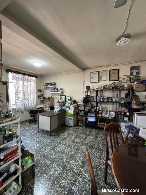 Edificio comercial sobre calle principal en Metapán