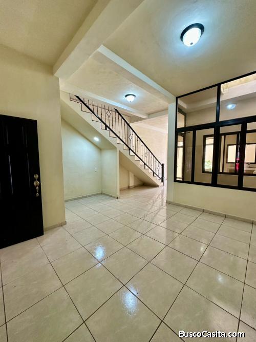 Casa de dos niveles en venta en El Salvador 