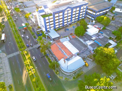 Local de esquina excelente ubicación sobre Los Heroes