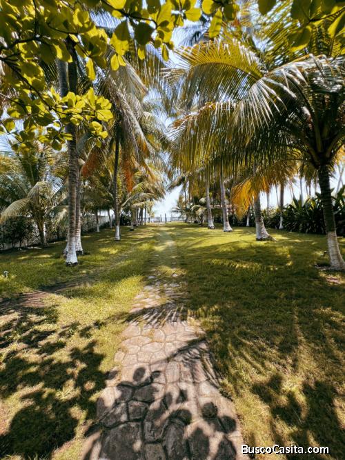 Hermosa casa de primera fila en playa Costa Azul