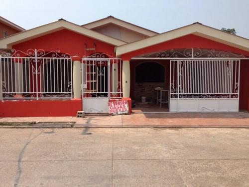 SE VENDE CASA RES. ANDALUCIA II