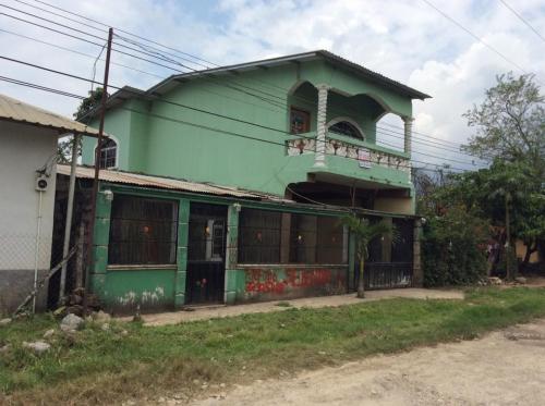 ***SE VENDE CASA DE 2 NIVELES EN PEÑA BLANCA, ZONA LAGO DE YOJOA***