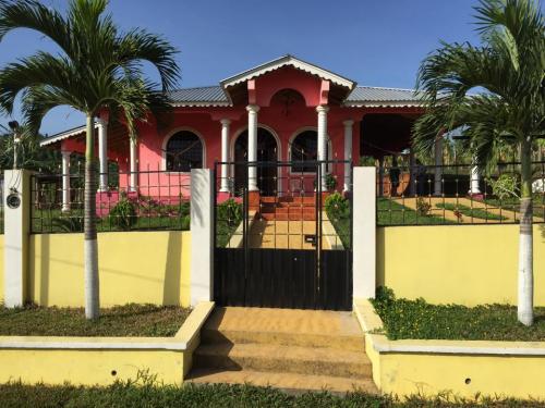 SE VENDE BELLA CASA EN LAS FLORES, SANTA CRUZ DE YOJOA, A 100 MTS DE CARRETERA PANAMERICANA CA-5