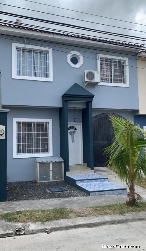 SE RENTA BONITA CASA DENTRO DE CIRCUITO CERRADO EN RESIDENCIAL ALTOS DE VENECIA