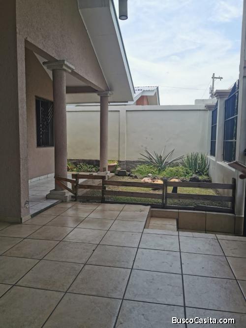 DE ALQUILER ACOGEDORA CASA EN RESIDENCIAL SANTA MÓNICA