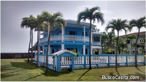 SE VENDE PRECIOSA CASA FRENTE AL MAR EN OMOA