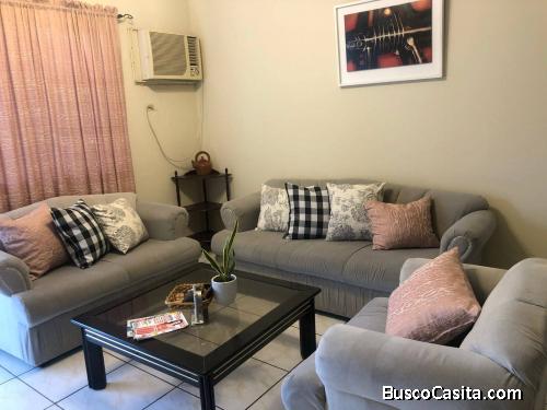 Se alquila casa en Jardines del Valle