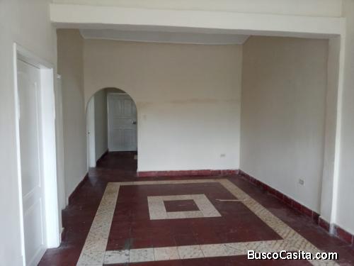 Se alquila casa en Barrio Las Palmas