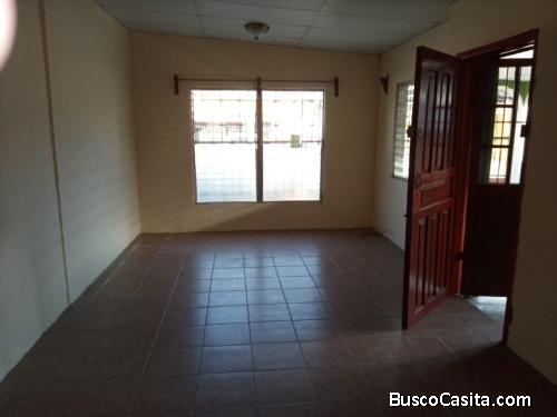 SE ALQUILA CASA EN COLONIA EL ROBLE