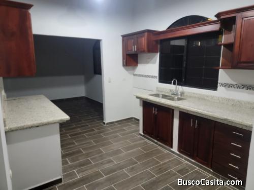 SE ALQUILA AMPLIA CASA EN SECTOR MACKAY SPS