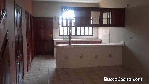 SE RENTA APARTAMENTO ESTILO TOWNHOUSE