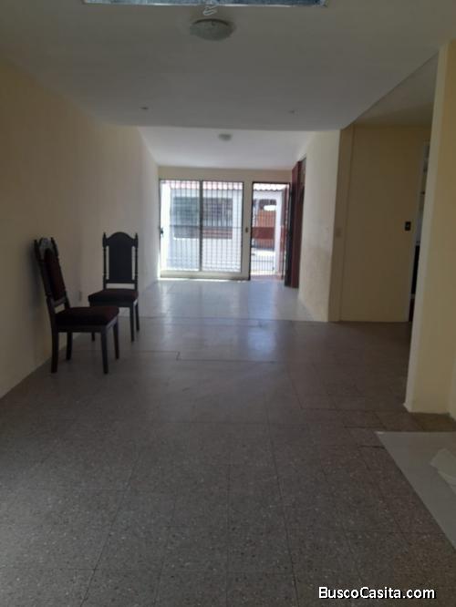 Se Vende Amplia Casa Col. Las Colinas