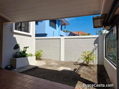 SE RENTA PRECIOSA CASA EN JARDINES DEL VALLE SPS