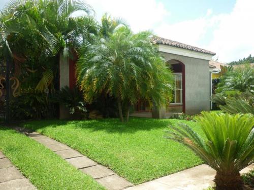 Vendo casa en condominio exclusivo sobre carretera masaya