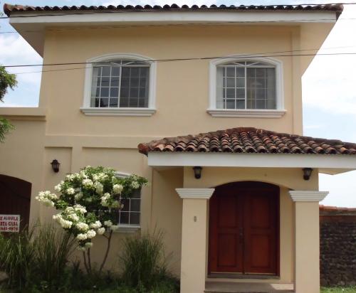 CASA DE ALQUILER CHINANDEGA, hermosa casa en zona residencial 