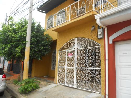 ALQUILAMO BONITA Y SEGURA CASA